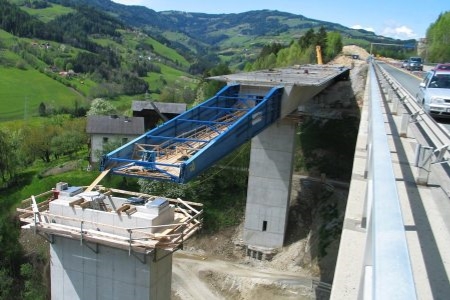 Incremental Launching Method of Bridge Construction;Image Courtes