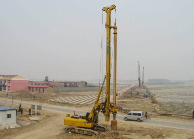 https://www.chinadrillingequipment.com/photo/ps30792059-rotary_drilling_rigs_rotating_speed_8_29_rpm_weight_55t_max_drilling_depth_52_55m.jpg