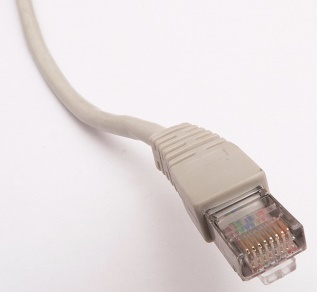 https://upload.wikimedia.org/wikipedia/commons/thumb/d/d7/Ethernet_RJ45_connector_p1160054.jpg/650px-Ethernet_RJ45_connector_p1160054.jpg